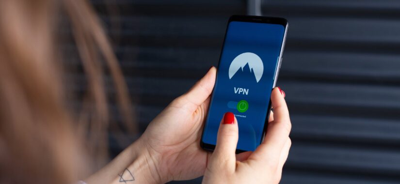 kvinde holder smartphone med ”VPN” skærm