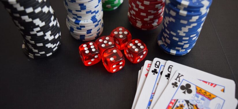Terninger pokerchips og kort på et bord